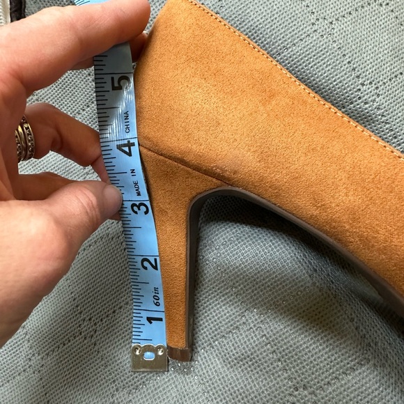 Women’s camel color heels - Picture 5 of 5